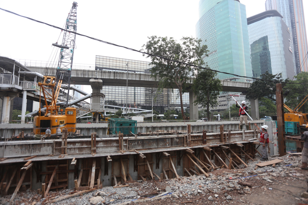 Sejumlah pekerja mengerjakan revitalisasi Kali Cideng di Jalan HR Rasuna Said, Setiabudi, Jakarta Selatan, Selasa (2/6/2026). (Beritanasional.com/Oke Atmaja)