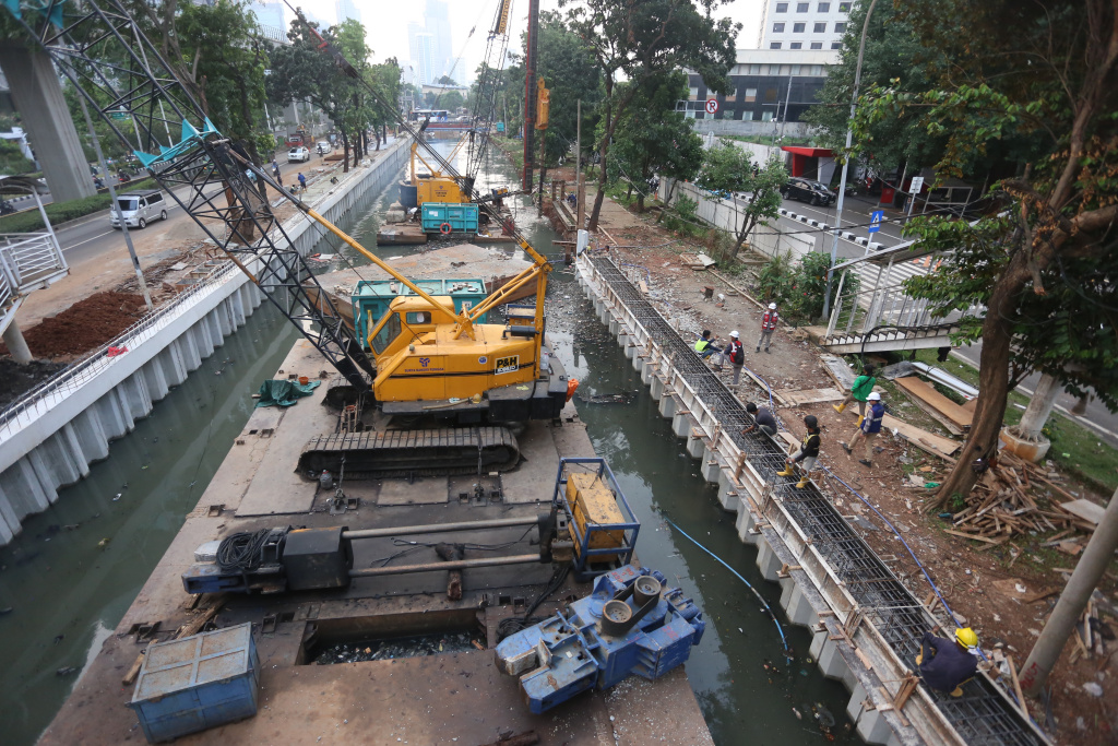 Sejumlah pekerja mengerjakan revitalisasi Kali Cideng di Jalan HR Rasuna Said, Setiabudi, Jakarta Selatan, Selasa (2/6/2026). (Beritanasional.com/Oke Atmaja)