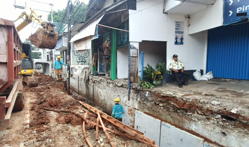 Revitalisasi Trotoar dan Saluran Air di Jakarta Pekerja mengoperasikan alat berat untuk menyelesaikan pekerjaan revitalisasi trotoar dan saluran air di Jalan Dr. Saharjo, Jakarta, Sabtu (9/8/2025). (Beritanasional.com/Oke Atmaja)