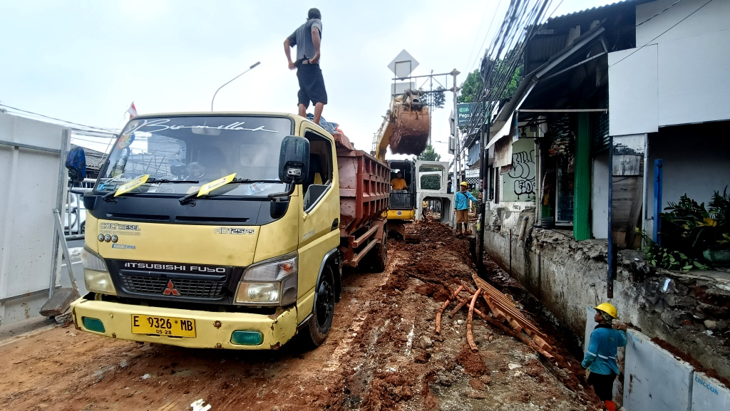 Revitalisasi Trotoar dan Saluran Air di Jakarta Pekerja mengoperasikan alat berat untuk menyelesaikan pekerjaan revitalisasi trotoar dan saluran air di Jalan Dr. Saharjo, Jakarta, Sabtu (9/8/2025). (Beritanasional.com/Oke Atmaja)