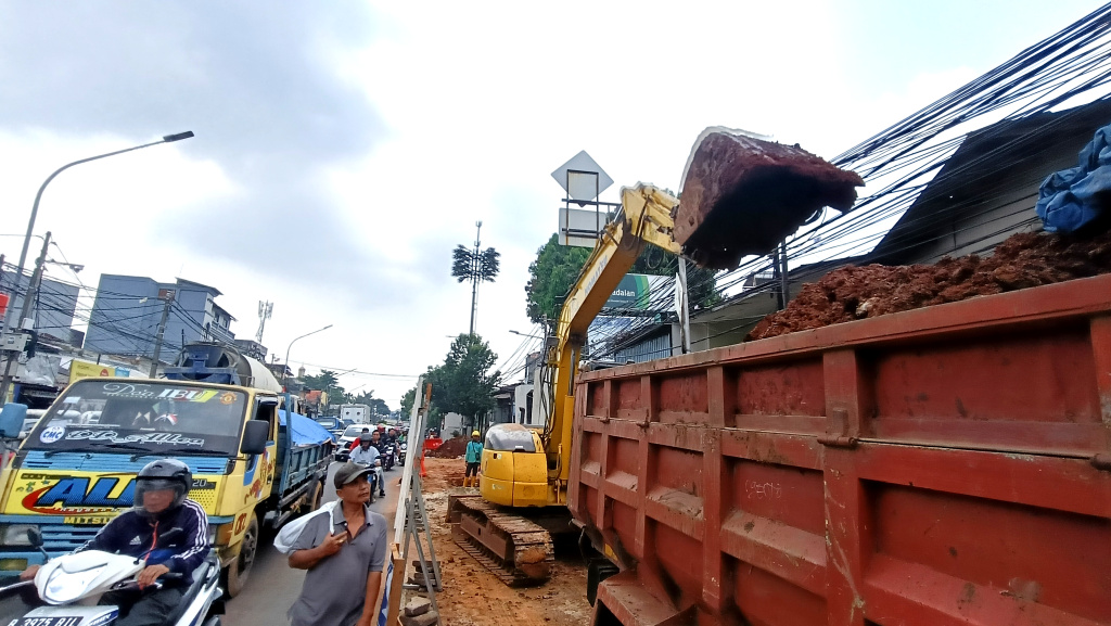 Revitalisasi Trotoar dan Saluran Air di Jakarta Pekerja mengoperasikan alat berat untuk menyelesaikan pekerjaan revitalisasi trotoar dan saluran air di Jalan Dr. Saharjo, Jakarta, Sabtu (9/8/2025). (Beritanasional.com/Oke Atmaja)