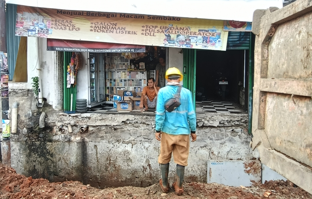 Revitalisasi Trotoar dan Saluran Air di Jakarta Pekerja mengoperasikan alat berat untuk menyelesaikan pekerjaan revitalisasi trotoar dan saluran air di Jalan Dr. Saharjo, Jakarta, Sabtu (9/8/2025). (Beritanasional.com/Oke Atmaja)