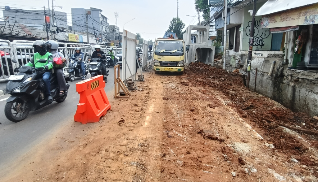 Revitalisasi Trotoar dan Saluran Air di Jakarta Pekerja mengoperasikan alat berat untuk menyelesaikan pekerjaan revitalisasi trotoar dan saluran air di Jalan Dr. Saharjo, Jakarta, Sabtu (9/8/2025). (Beritanasional.com/Oke Atmaja)