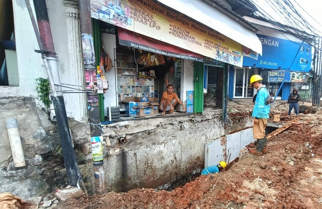 Revitalisasi Trotoar dan Saluran Air di Jakarta Pekerja mengoperasikan alat berat untuk menyelesaikan pekerjaan revitalisasi trotoar dan saluran air di Jalan Dr. Saharjo, Jakarta, Sabtu (9/8/2025). (Beritanasional.com/Oke Atmaja)