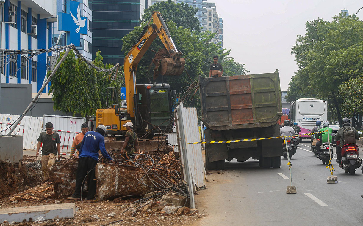 Pekerja menggunakan alat berat menyelesaikan perbaikan trotoar di Jalan Prof. DR. Soepomo, Jakarta, Rabu (9/10/2024).(BeritaNasional.com/Oke Atmaja)