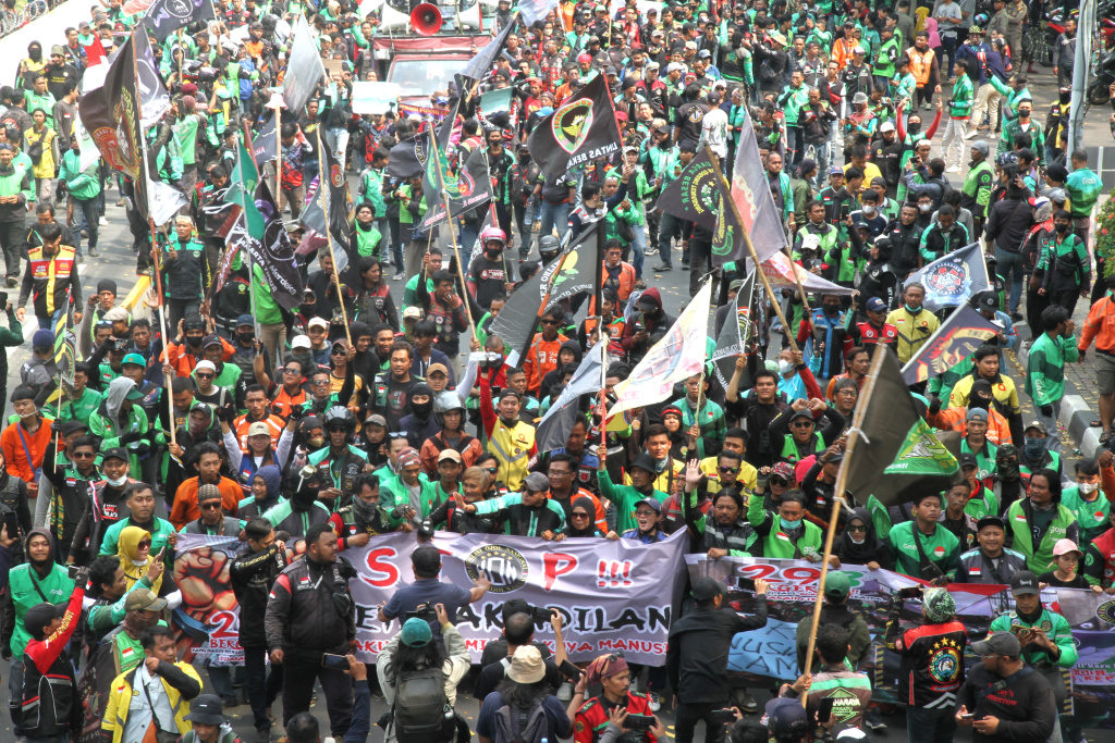 Ribuan pengemudi ojek online (Ojol) dan Kurir Online melakukan aksi di Kawasan Patung Kuda, Jalan Medan Merdeka Barat, Jakarta Pusat, Kamis (29/8/2024).(Berita Nasional.com/Oke Atmaja)