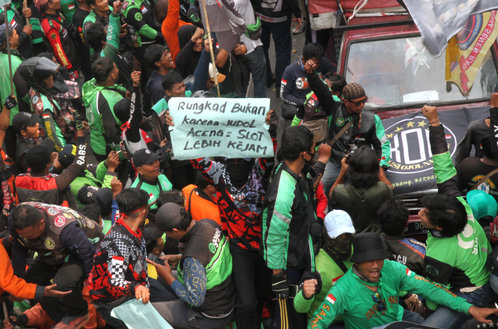 Ribuan pengemudi ojek online (Ojol) dan Kurir Online melakukan aksi di Kawasan Patung Kuda, Jalan Medan Merdeka Barat, Jakarta Pusat, Kamis (29/8/2024).(Berita Nasional.com/Oke Atmaja)