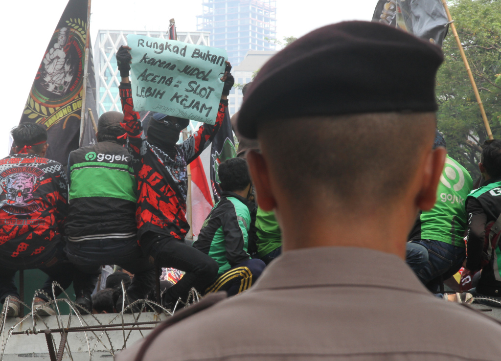 Ribuan pengemudi ojek online (Ojol) dan Kurir Online melakukan aksi di Kawasan Patung Kuda, Jalan Medan Merdeka Barat, Jakarta Pusat, Kamis (29/8/2024).(Berita Nasional.com/Oke Atmaja)