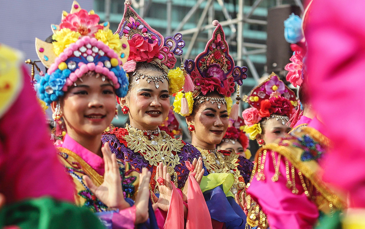 Para penari tampil flashmob Jakarta Penuh Warna saat berlangsungnya Hari Bebas Kendaraan Bermotor (HBKB) di  kawasan Bundaran HI, Jakarta, Minggu (30/11/2025).  (Beritanasional.com/Oke Atmaja)
