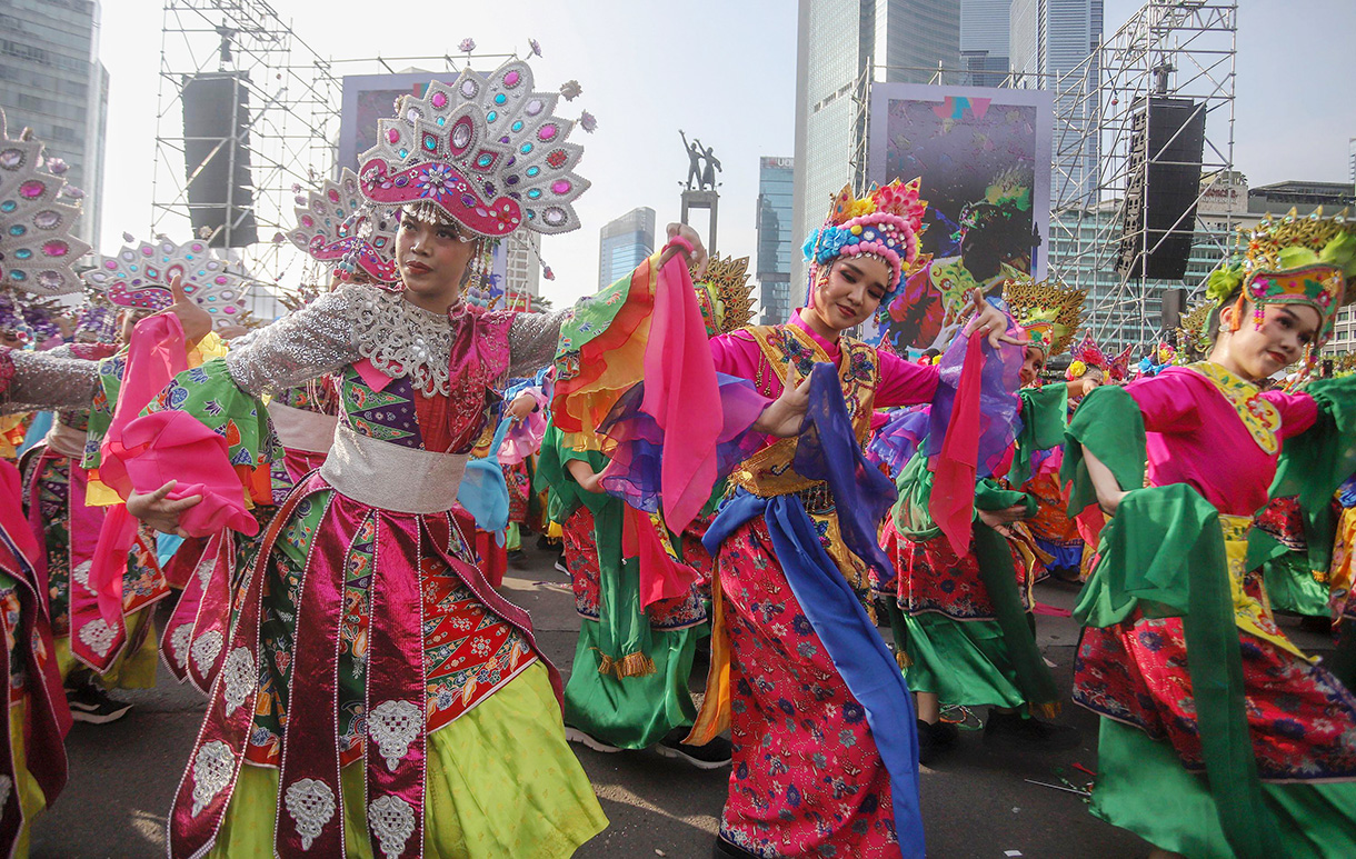 Para penari tampil flashmob Jakarta Penuh Warna saat berlangsungnya Hari Bebas Kendaraan Bermotor (HBKB) di  kawasan Bundaran HI, Jakarta, Minggu (30/11/2025).  (Beritanasional.com/Oke Atmaja)