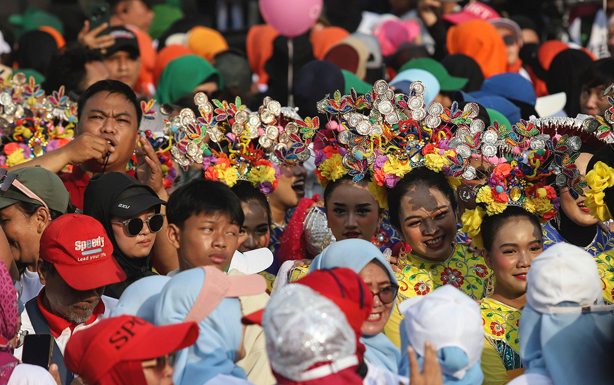 Para penari tampil flashmob Jakarta Penuh Warna saat berlangsungnya Hari Bebas Kendaraan Bermotor (HBKB) di  kawasan Bundaran HI, Jakarta, Minggu (30/11/2025).  (Beritanasional.com/Oke Atmaja)