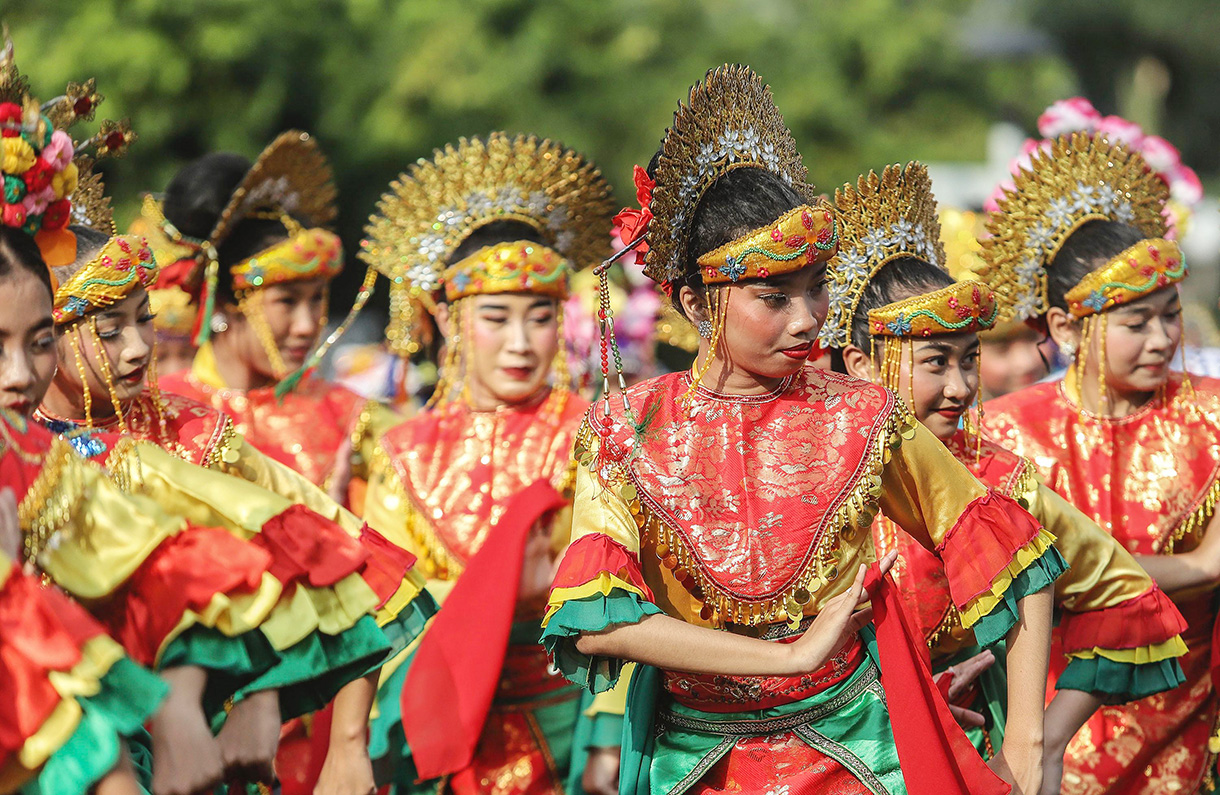 Para penari tampil flashmob Jakarta Penuh Warna saat berlangsungnya Hari Bebas Kendaraan Bermotor (HBKB) di  kawasan Bundaran HI, Jakarta, Minggu (30/11/2025).  (Beritanasional.com/Oke Atmaja)