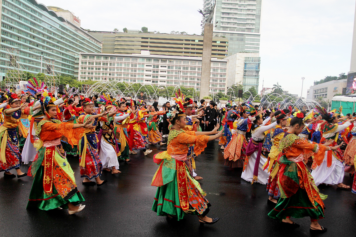 Para penari tampil mebawakan tarian Topeng Betawi saat Hari Bebas Kendaraan Bermotor (HBKB) di Kawasan Bundaran HI, Jakarta, Minggu (6 Juli 2025).  (Beritanasional.com/Oke Atmaja)