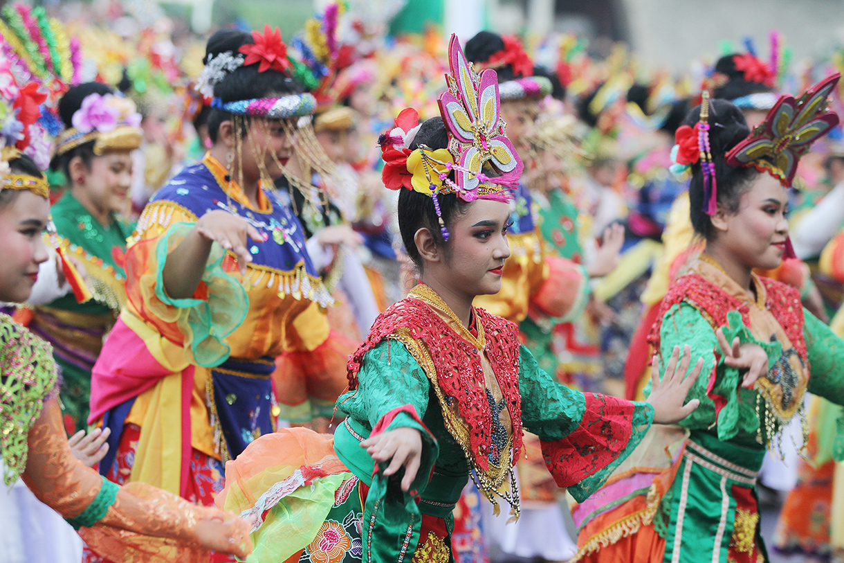 Para penari tampil mebawakan tarian Topeng Betawi saat Hari Bebas Kendaraan Bermotor (HBKB) di Kawasan Bundaran HI, Jakarta, Minggu (6 Juli 2025).  (Beritanasional.com/Oke Atmaja)
