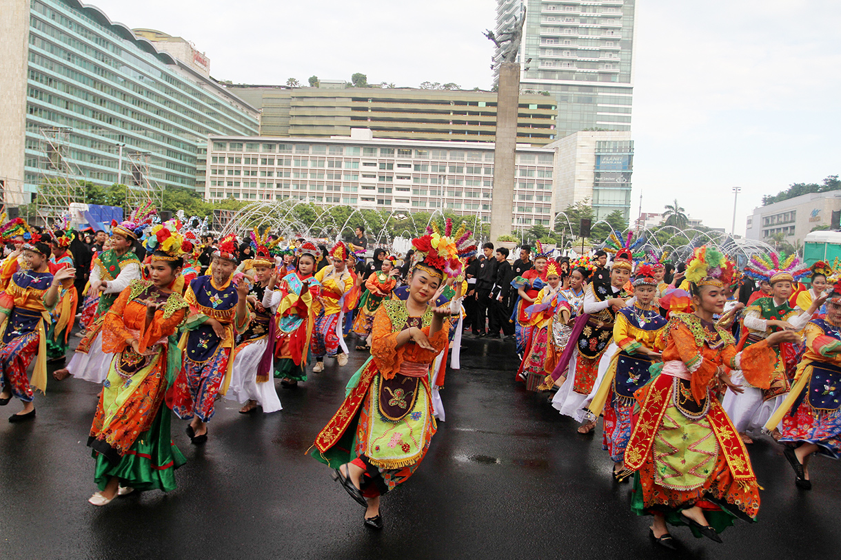 Para penari tampil mebawakan tarian Topeng Betawi saat Hari Bebas Kendaraan Bermotor (HBKB) di Kawasan Bundaran HI, Jakarta, Minggu (6 Juli 2025).  (Beritanasional.com/Oke Atmaja)