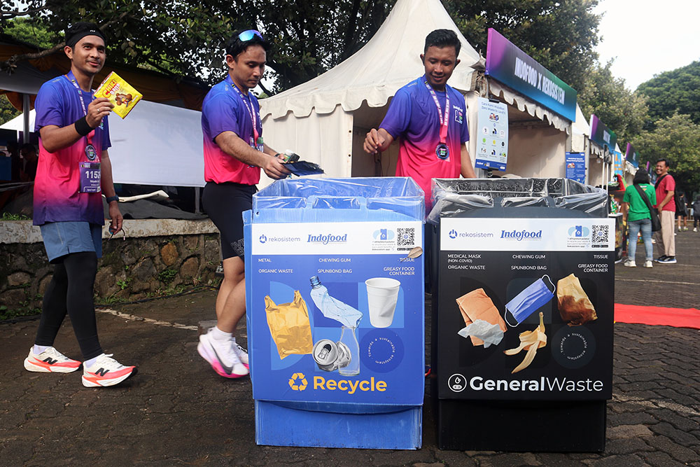 Peserta lari antusias mengikuti kompetisi lari UI Ultra Mengusung tema Neon Glow Run! #We Run the Night, Own the Dawn, Indofood UI Ultra 2025. (BeritaNasional/Elvis/HO)
