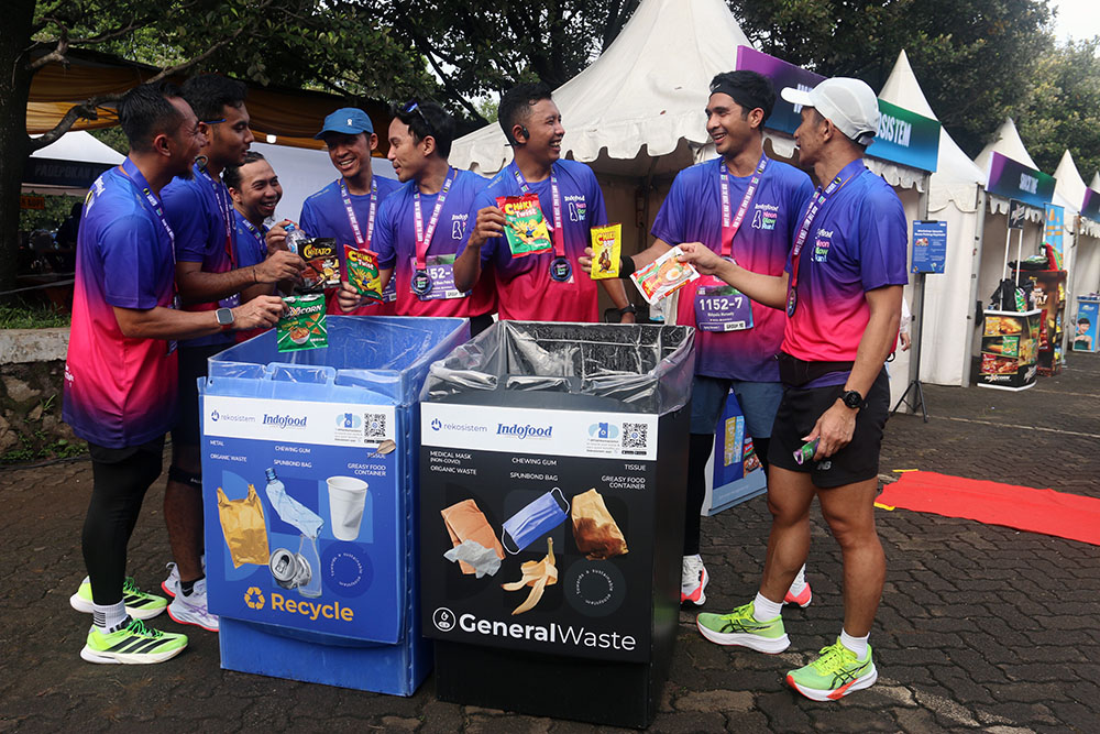 Peserta lari antusias mengikuti kompetisi lari UI Ultra Mengusung tema Neon Glow Run! #We Run the Night, Own the Dawn, Indofood UI Ultra 2025. (BeritaNasional/Elvis/HO)