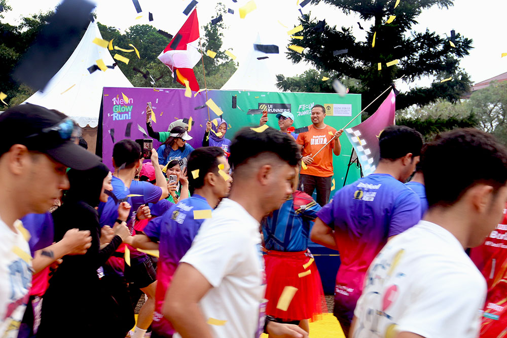 Peserta lari antusias mengikuti kompetisi lari UI Ultra Mengusung tema Neon Glow Run! #We Run the Night, Own the Dawn, Indofood UI Ultra 2025. (BeritaNasional/Elvis/HO)
