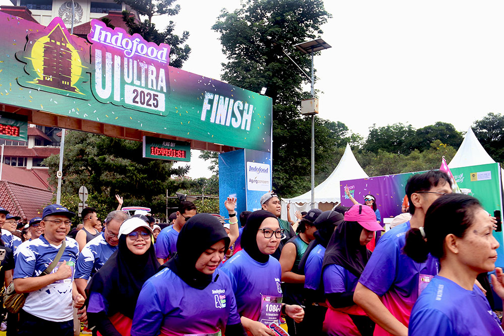 Peserta lari antusias mengikuti kompetisi lari UI Ultra Mengusung tema Neon Glow Run! #We Run the Night, Own the Dawn, Indofood UI Ultra 2025. (BeritaNasional/Elvis/HO)