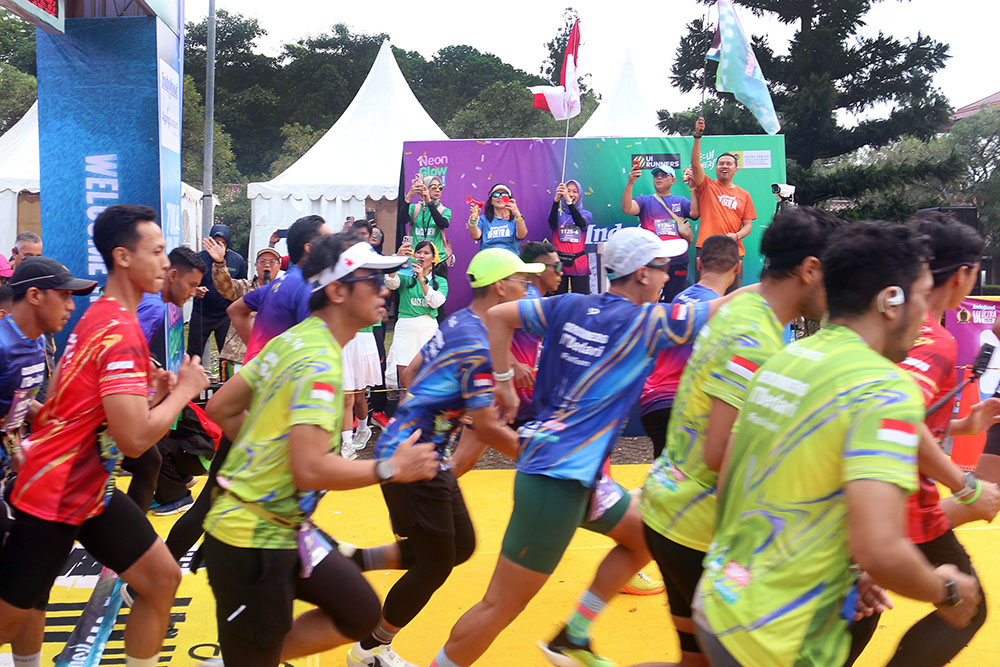 Peserta lari antusias mengikuti kompetisi lari UI Ultra Mengusung tema Neon Glow Run! #We Run the Night, Own the Dawn, Indofood UI Ultra 2025. (BeritaNasional/Elvis/HO)