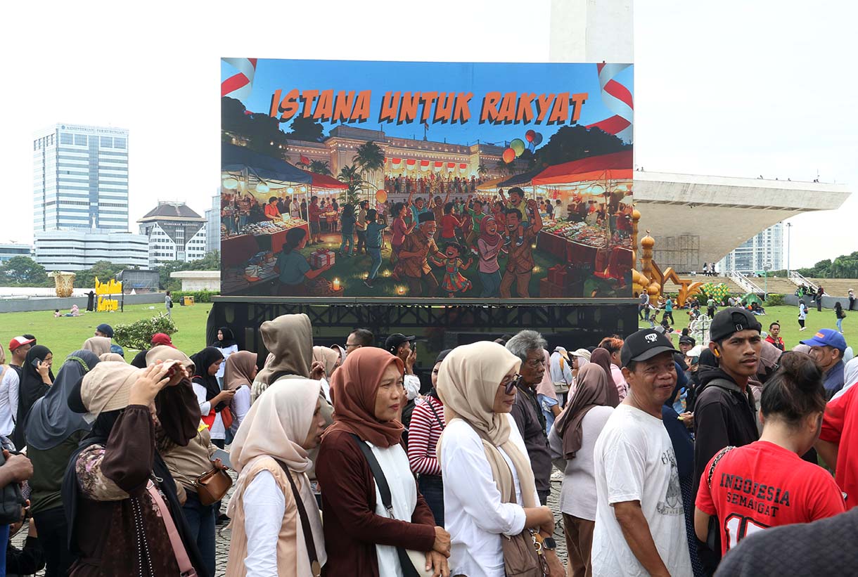 Warga antre untuk menukarkan kupon sembako pada Pasar Murah untuk Rakyat di kawasan Monas, Jakarta, Sabtu (28/3/2026).  (Beritanasional.com/Oke Atmaja)