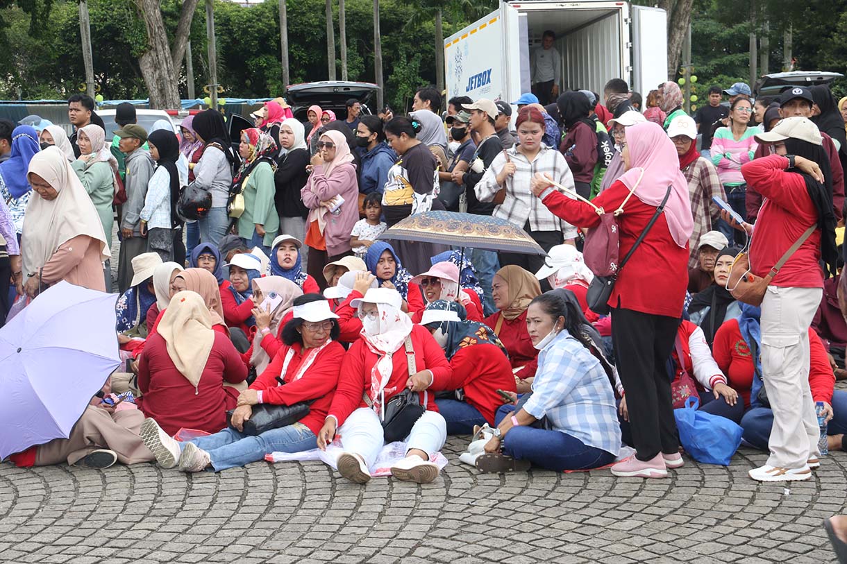 Warga antre untuk menukarkan kupon sembako pada Pasar Murah untuk Rakyat di kawasan Monas, Jakarta, Sabtu (28/3/2026).  (Beritanasional.com/Oke Atmaja)