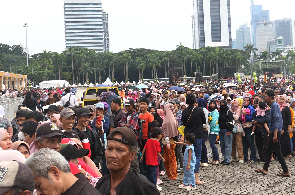 Warga antre untuk menukarkan kupon sembako pada Pasar Murah untuk Rakyat di kawasan Monas, Jakarta, Sabtu (28/3/2026).  (Beritanasional.com/Oke Atmaja)