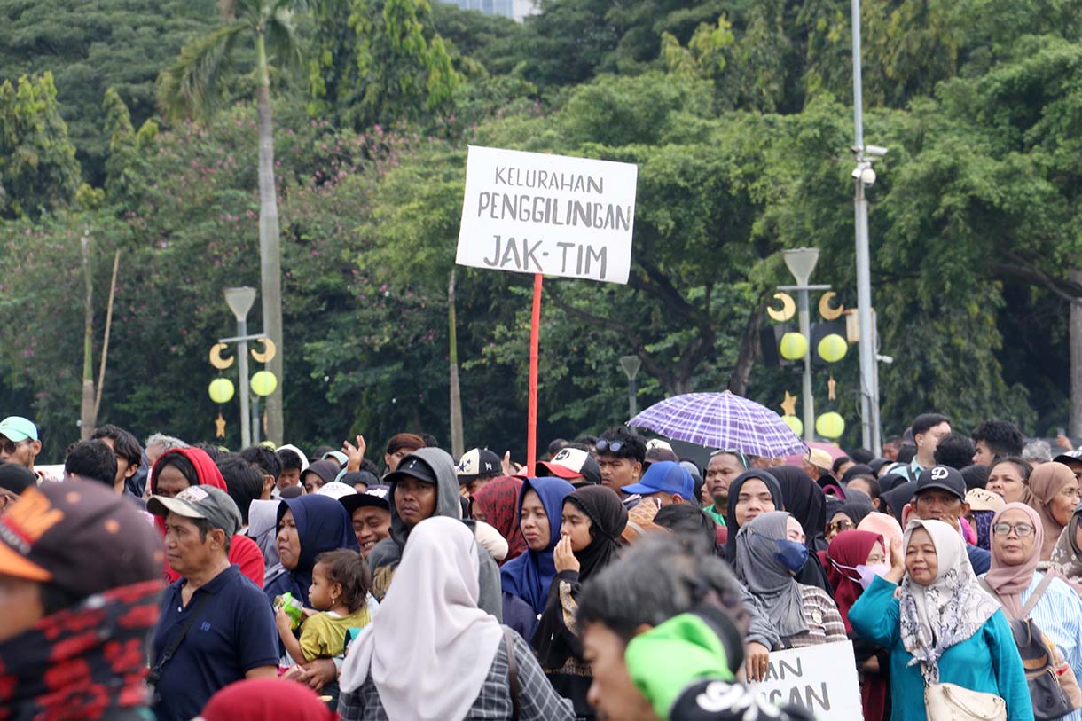 Warga antre untuk menukarkan kupon sembako pada Pasar Murah untuk Rakyat di kawasan Monas, Jakarta, Sabtu (28/3/2026).  (Beritanasional.com/Oke Atmaja)