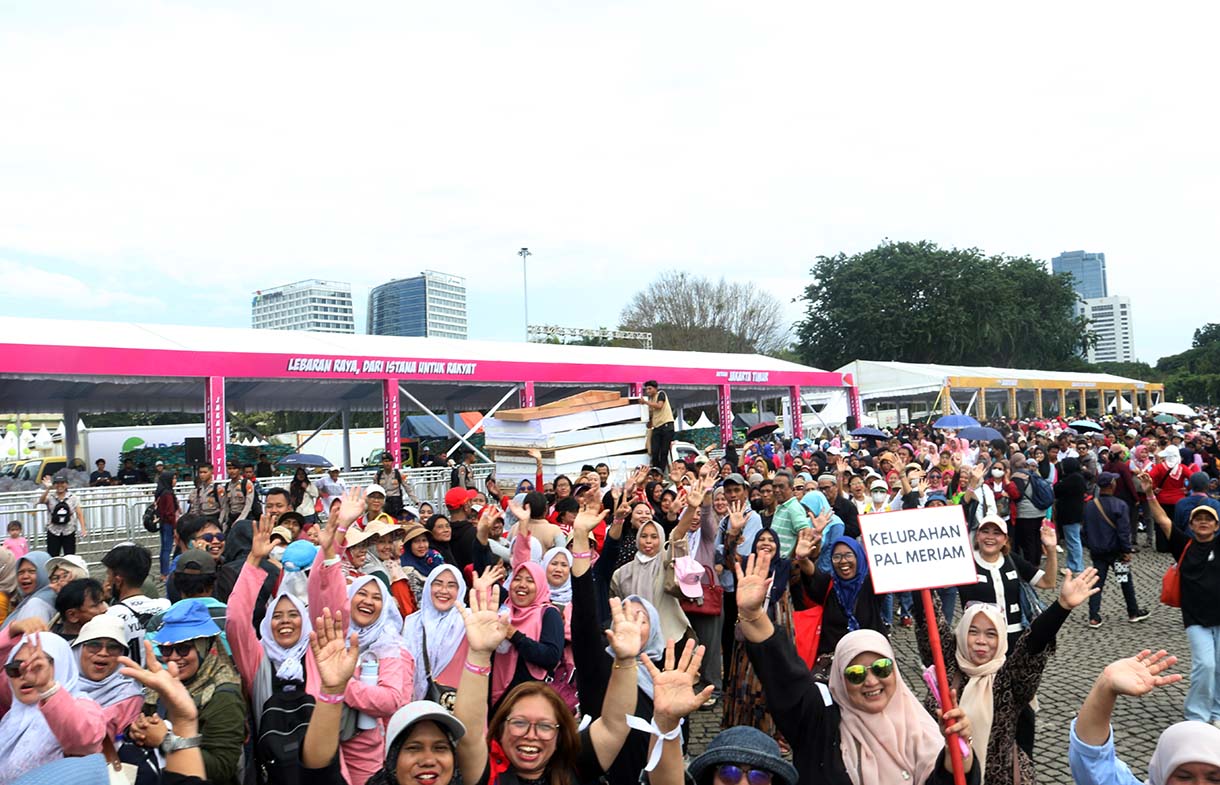 Warga antre untuk menukarkan kupon sembako pada Pasar Murah untuk Rakyat di kawasan Monas, Jakarta, Sabtu (28/3/2026).  (Beritanasional.com/Oke Atmaja)