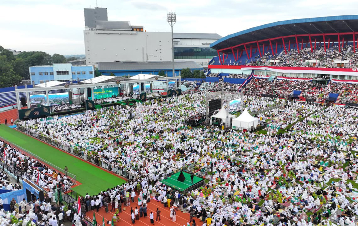 Ribuan warga Nahdlatul Ulama (NU) menghadiri Mujahadah Kubro di Stadion Gajayana, Malang, Jawa Timur, Minggu (8/2/2026).(Biropers)