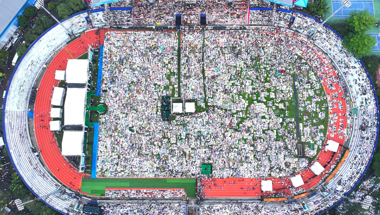 Ribuan warga Nahdlatul Ulama (NU) menghadiri Mujahadah Kubro di Stadion Gajayana, Malang, Jawa Timur, Minggu (8/2/2026).(Biropers)
