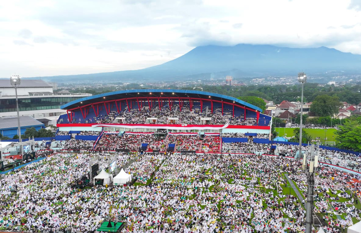 Ribuan warga Nahdlatul Ulama (NU) menghadiri Mujahadah Kubro di Stadion Gajayana, Malang, Jawa Timur, Minggu (8/2/2026).(Biropers)