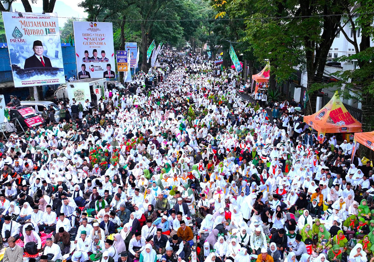 Ribuan warga Nahdlatul Ulama (NU) menghadiri Mujahadah Kubro di Stadion Gajayana, Malang, Jawa Timur, Minggu (8/2/2026).(Biropers)
