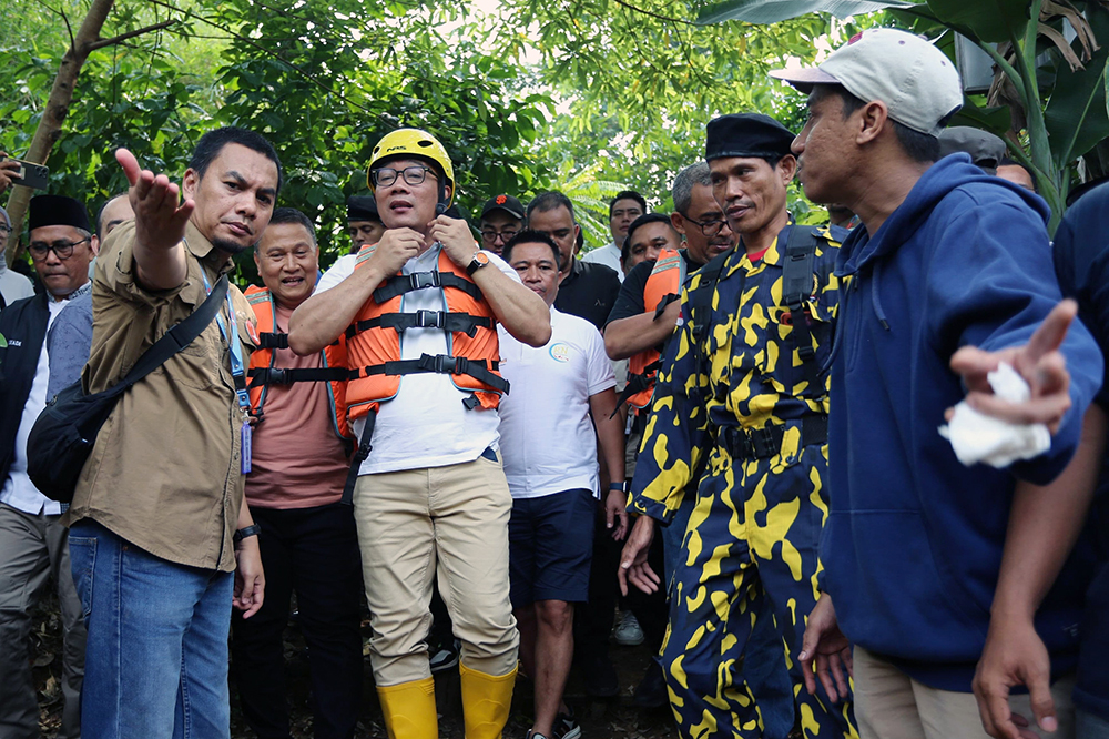 Calon Gubernur Jakarta nomor urut 1, Ridwan Kamil  susuri sungai Ciliwung di Kawasan Condet, Jakarta Timur.  (BeritaNasional/HO TI Rido/Elvis Sendouw)