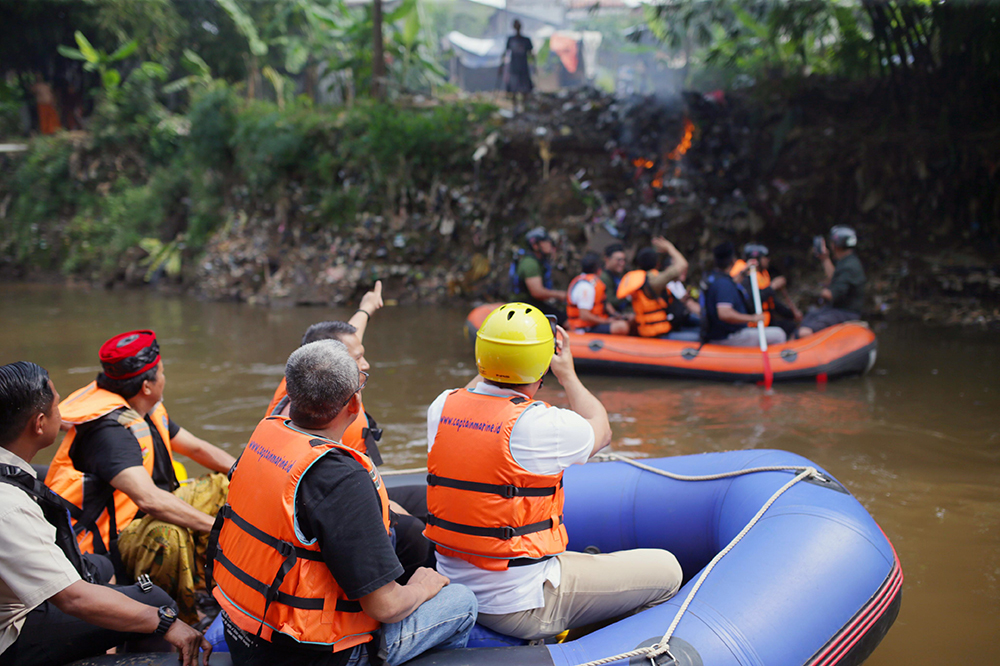 Calon Gubernur Jakarta nomor urut 1, Ridwan Kamil  susuri sungai Ciliwung di Kawasan Condet, Jakarta Timur.  (BeritaNasional/HO TI Rido/Elvis Sendouw)