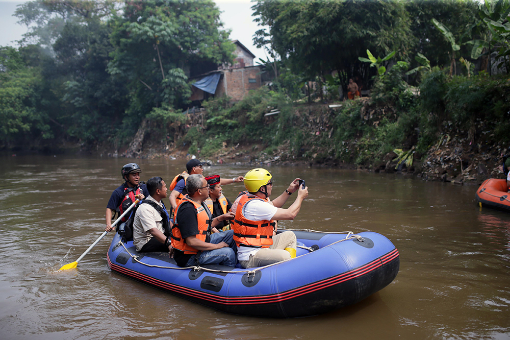 Calon Gubernur Jakarta nomor urut 1, Ridwan Kamil  susuri sungai Ciliwung di Kawasan Condet, Jakarta Timur.  (BeritaNasional/HO TI Rido/Elvis Sendouw)