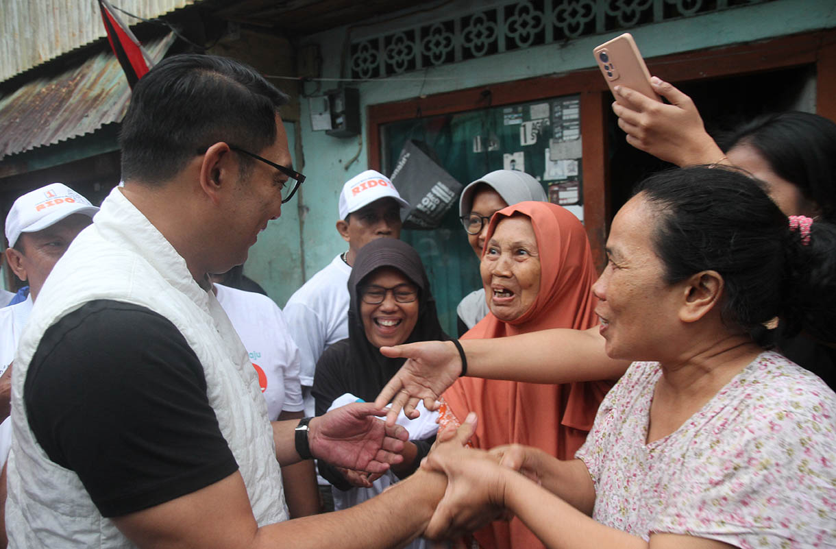 Calon Gubernur Jakarta Ridwan Kamil disambut warga sat blusukan ke Kampung Menteng Jaya, Jakarta, Minggu(3/11/2024). (BeritaNasional.com/Oke Atmaja)