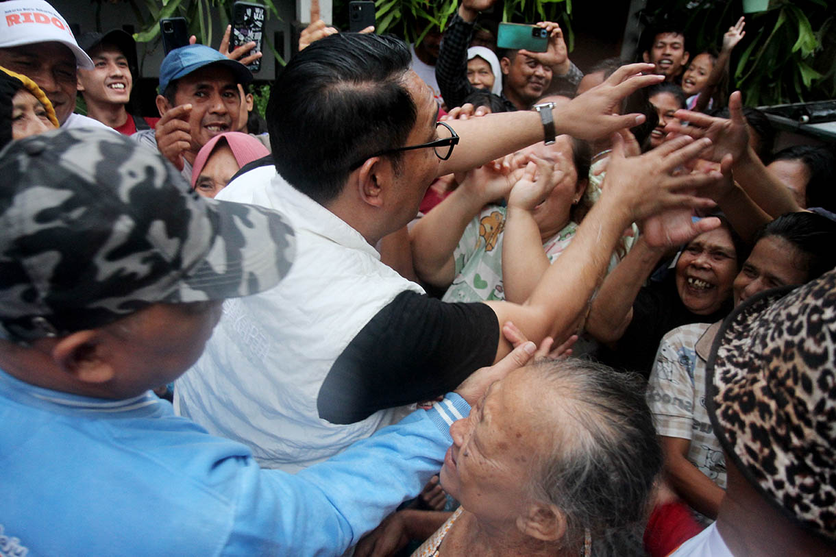 Calon Gubernur Jakarta Ridwan Kamil disambut warga sat blusukan ke Kampung Menteng Jaya, Jakarta, Minggu(3/11/2024). (BeritaNasional.com/Oke Atmaja)