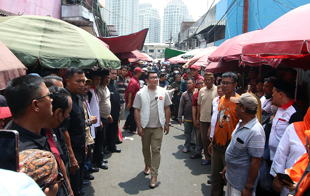 Ridwan Kamil sapa warga saat kampanye ke pasar Kebayoran Lama. (BeritaNasional/Elvis Sendouw)