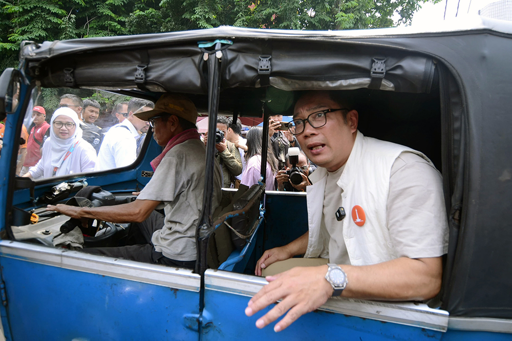 Ridwan Kamil sapa warga saat kampanye ke pasar Kebayoran Lama. (BeritaNasional/Elvis Sendouw)