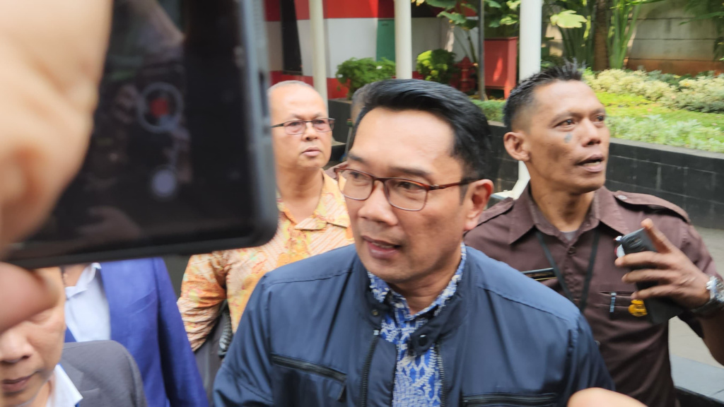 Mantan Gubernur Jawa Barat, Ridwan Kamil, tiba di Gedung Merah Putih Komisi Pemberantasan Korupsi (KPK), Jakarta, Selasa (2/12/2025). (Beritanasional.com/Panji)
