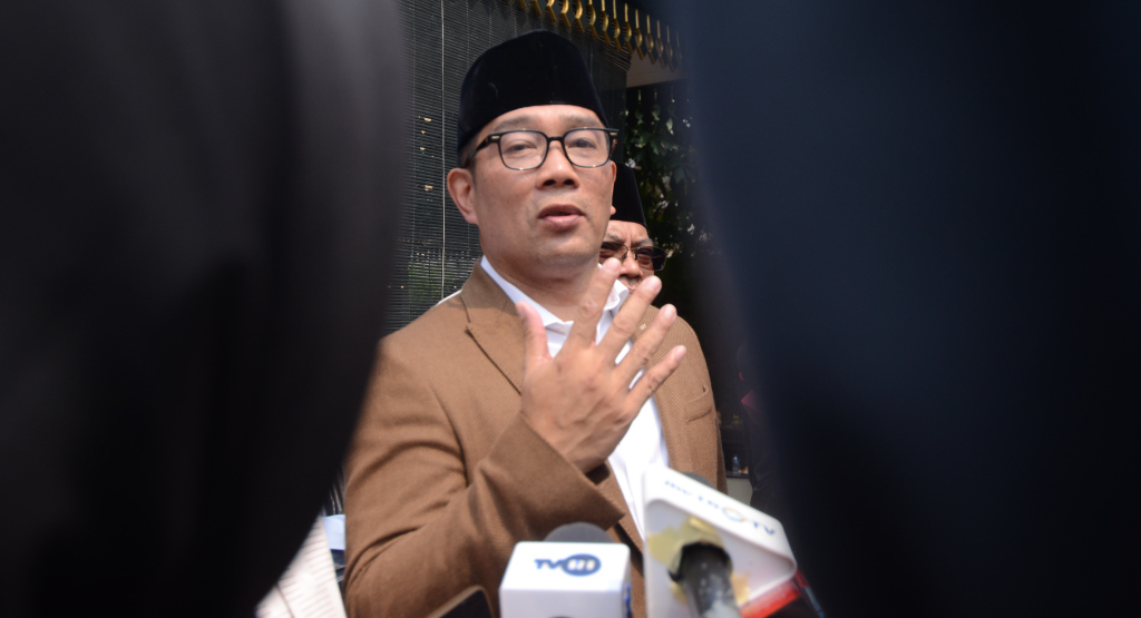 Calon Gubernur DKI Jakarta, Ridwan Kamil (Kanan) bersama tokoh Betawi Nahrowi Ramli (kiri) memberikan keterangan pers usai mengadakan pertemuan di kediaman Bang Nara di Condet, Jakarta, Rabu (18/9/2024).  (Berita Nasional.com/Oke Atmaja)