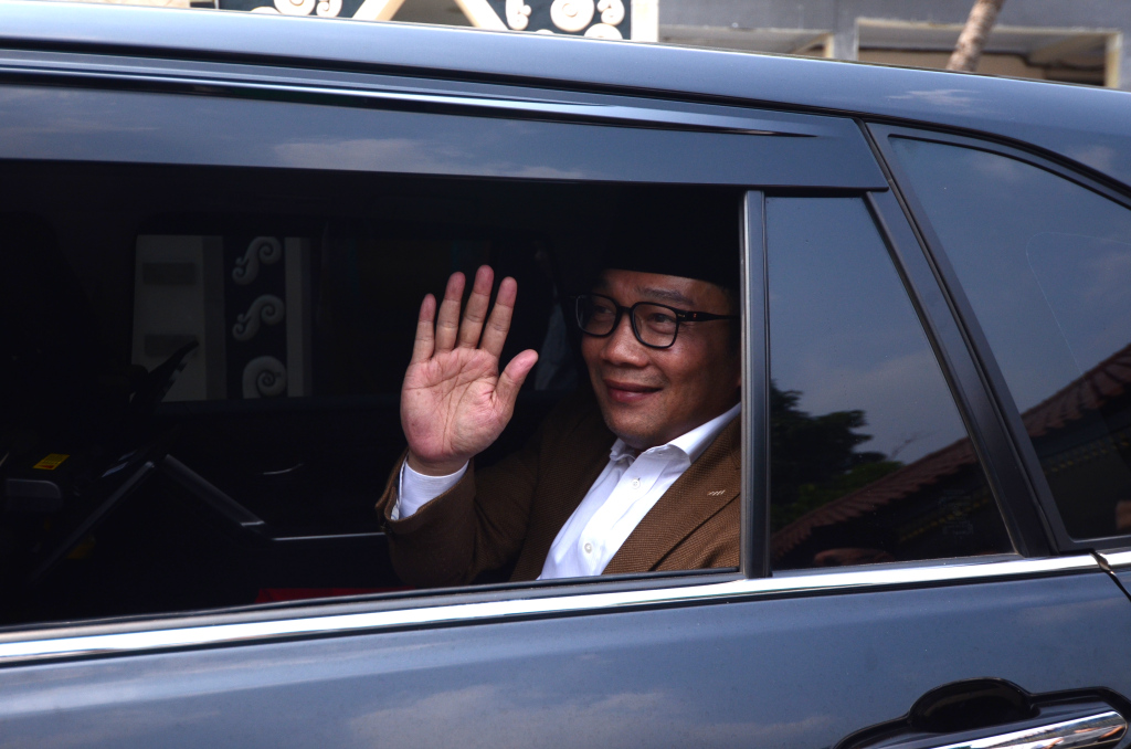 Calon Gubernur DKI Jakarta, Ridwan Kamil (Kanan) bersama tokoh Betawi Nahrowi Ramli (kiri) memberikan keterangan pers usai mengadakan pertemuan di kediaman Bang Nara di Condet, Jakarta, Rabu (18/9/2024).  (Berita Nasional.com/Oke Atmaja)