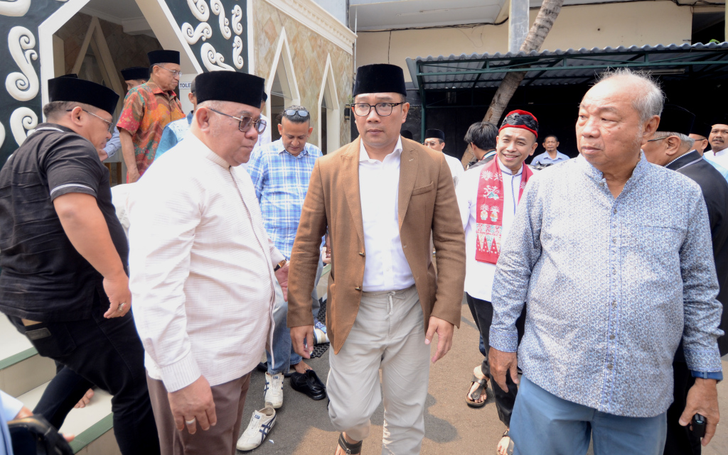 Calon Gubernur DKI Jakarta, Ridwan Kamil (Kanan) bersama tokoh Betawi Nahrowi Ramli (kiri) memberikan keterangan pers usai mengadakan pertemuan di kediaman Bang Nara di Condet, Jakarta, Rabu (18/9/2024).  (Berita Nasional.com/Oke Atmaja)