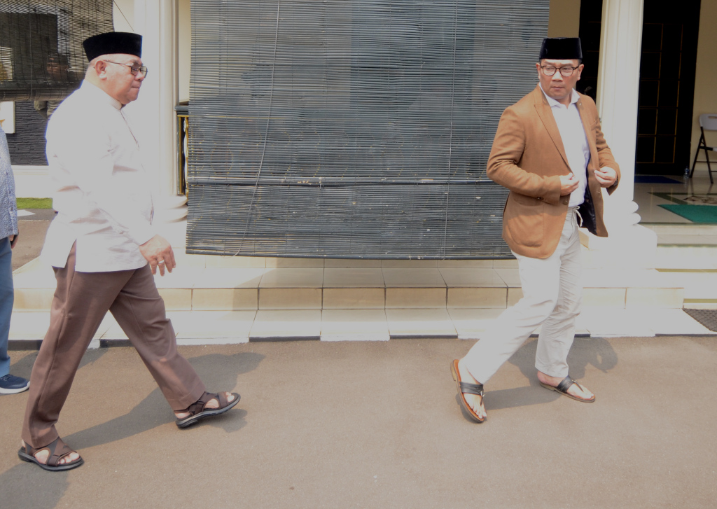 Calon Gubernur DKI Jakarta, Ridwan Kamil (Kanan) bersama tokoh Betawi Nahrowi Ramli (kiri) memberikan keterangan pers usai mengadakan pertemuan di kediaman Bang Nara di Condet, Jakarta, Rabu (18/9/2024).  (Berita Nasional.com/Oke Atmaja)