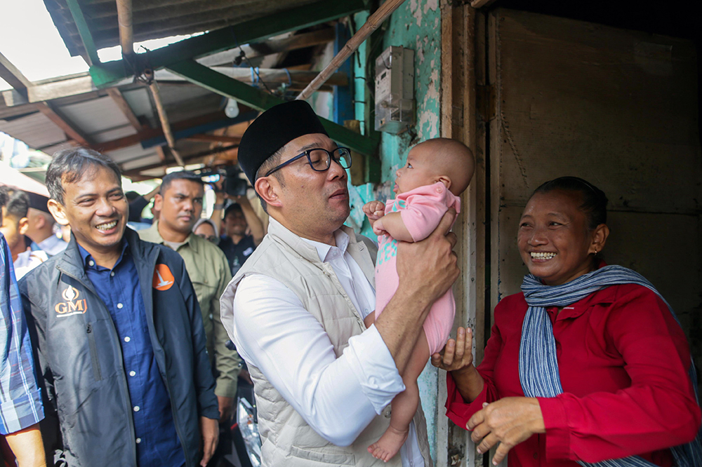 Calon Gubernur Jakarta nomor urut 1, Ridwan Kamil melakukan ziarah ke makam Habib Husein bin Abubakar Alaydrus dan sekaligus menyapa warga. (BeritaNasional/HO Tim Rido/Elvis Sendouw)