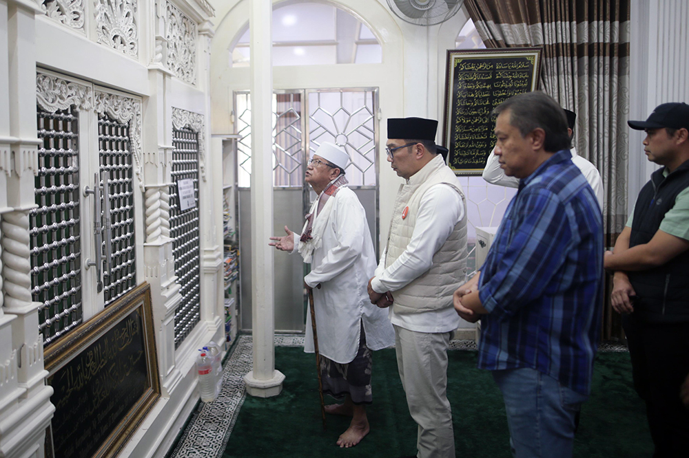 Calon Gubernur Jakarta nomor urut 1, Ridwan Kamil melakukan ziarah ke makam Habib Husein bin Abubakar Alaydrus dan sekaligus menyapa warga. (BeritaNasional/HO Tim Rido/Elvis Sendouw)