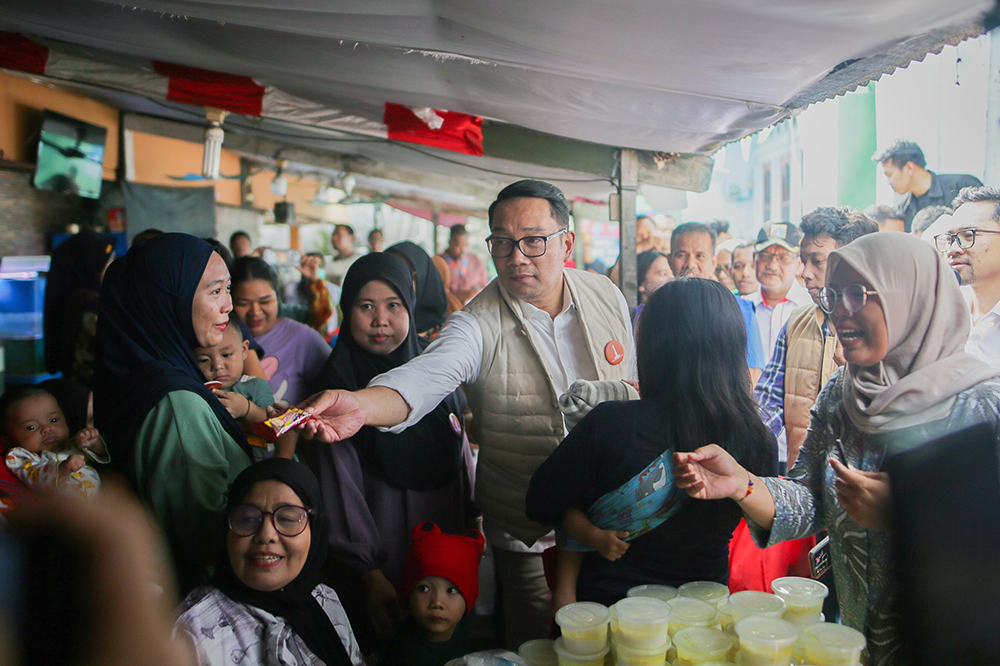 Calon Gubernur Jakarta nomor urut 1, Ridwan Kamil melakukan ziarah ke makam Habib Husein bin Abubakar Alaydrus dan sekaligus menyapa warga. (BeritaNasional/HO Tim Rido/Elvis Sendouw)