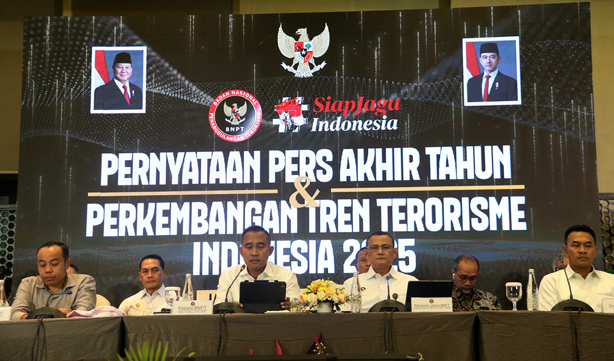 Kepala Badan Nasional Penanggulangan Terorisme (BNPT) Komjen (Purn) Eddy Hartono (tengah) didampingi Sekretaris Utama (Sestama) BNPT Bangbang Surono (kanan depan) dan Wakil Ketua Komisi Perlindungan Anak Indonesia (KPAI) Jasra Putra (kiri depan) menyampaikan paparannya saat pernyataan pers akhir tahun dan perkembangan tren terorisme Indonesia 2025 di Jakarta, Selasa (30/12/2025).  (Beritanasional.com/Oke Atmaja)