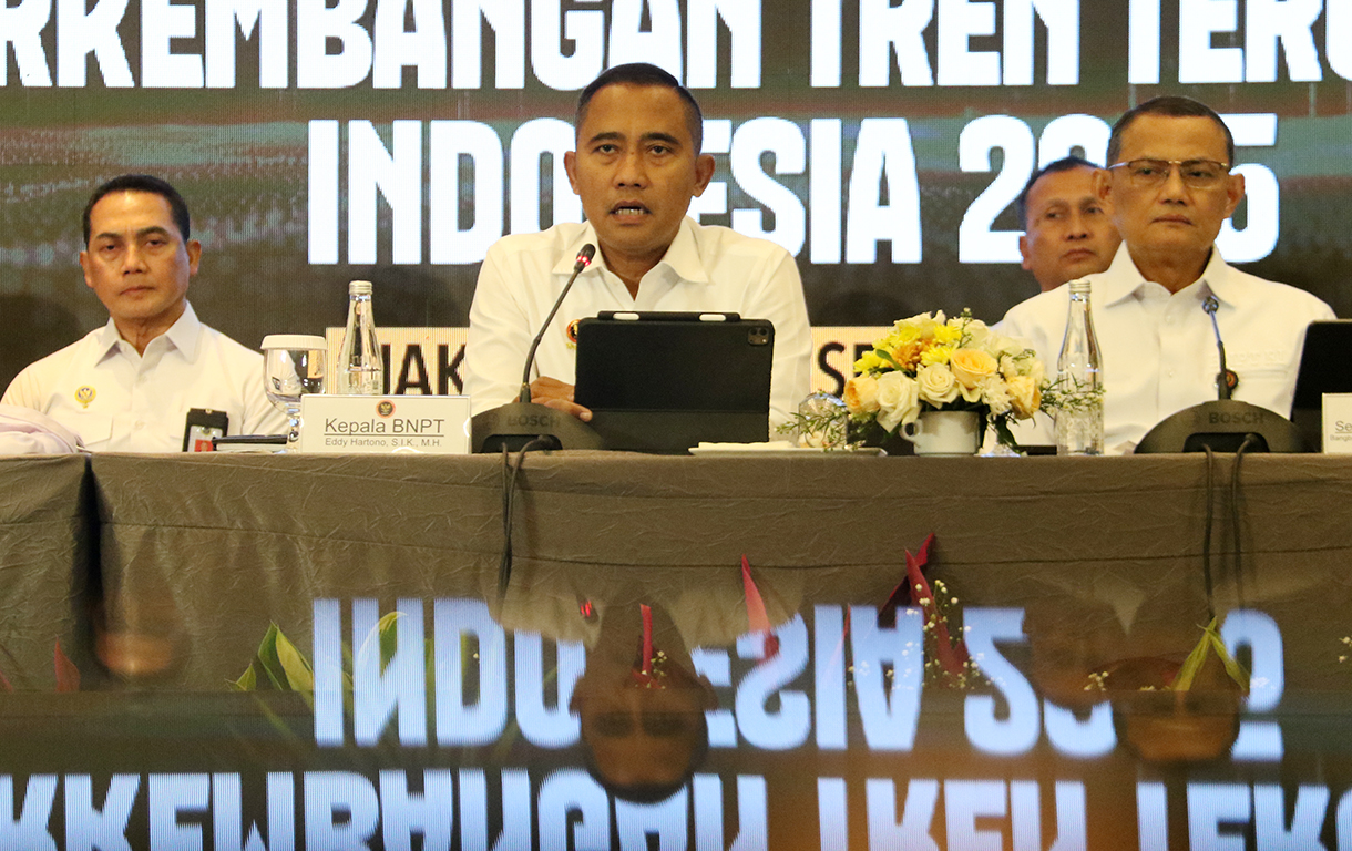 Kepala Badan Nasional Penanggulangan Terorisme (BNPT) Komjen (Purn) Eddy Hartono (tengah) didampingi Sekretaris Utama (Sestama) BNPT Bangbang Surono (kanan depan) dan Wakil Ketua Komisi Perlindungan Anak Indonesia (KPAI) Jasra Putra (kiri depan) menyampaikan paparannya saat pernyataan pers akhir tahun dan perkembangan tren terorisme Indonesia 2025 di Jakarta, Selasa (30/12/2025).  (Beritanasional.com/Oke Atmaja)